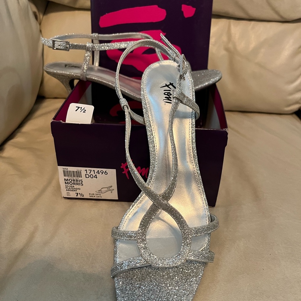 Women’s dress shoe. Worn one time at wedding, like new, size 7.5